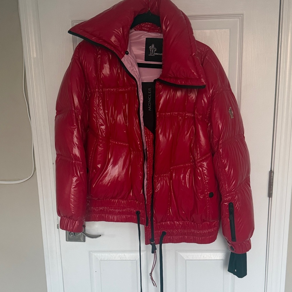 Moncler Grenoble Chambairy Apré Ski
Down Puffer Jacket